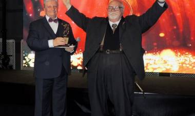 Güle güle İzmir Baba; Bir ömrü bu kente verdi. Kent onu çok sevdi. İsmini ona verdi