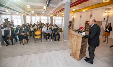 Başkan Soyer'den Ebeveyn Akademisi’nin ilk dersinde sürpriz ziyaret