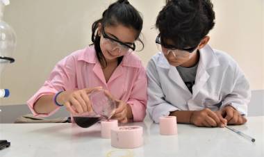 Bornova Belediyesi geleceğin bilim insanlarına destek veriyor