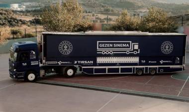 ‘Gezen Sinema Tırı’ Karabağlar’da