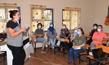 Bornova’da anne-babalara aile içi iletişim semineri