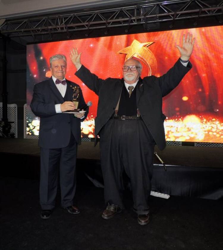 Güle güle İzmir Baba; Bir ömrü bu kente verdi. Kent onu çok sevdi. İsmini ona verdi