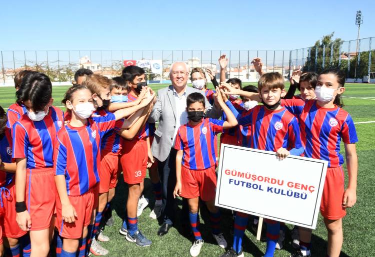 Karabağlar'da, amatör spor kulüplerinden coşkulu açılış