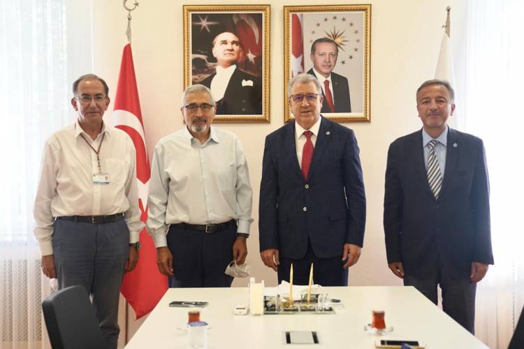 ABD'den dönen ünlü cerrah, Ege Üniversitesi kadrosuna katıldı