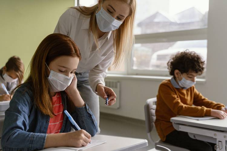 Halk sağlığı uzmanı Prof.Dr. Günay’dan okullara yönelik önemli uyarılar: kronik hastalığı olan çocuklar için okula gitmek şu an riskli !