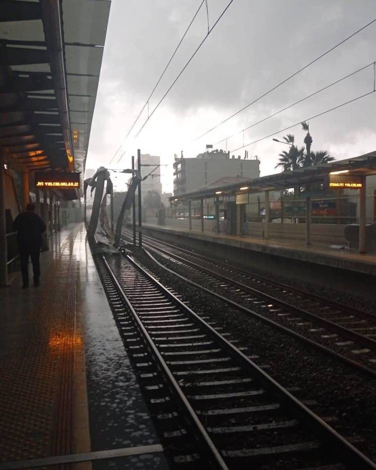 İZBAN'da zorunlu duraksama