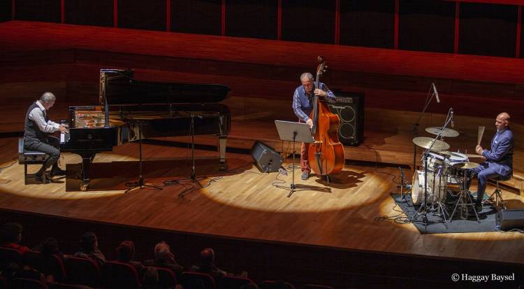 Kerem Görsev'den müzik ziyafeti