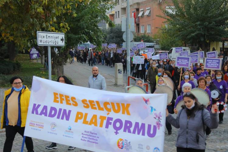 Kadınlar ve Erkekler "Kadına Şiddete Karşı" Birlikte Yürüdü