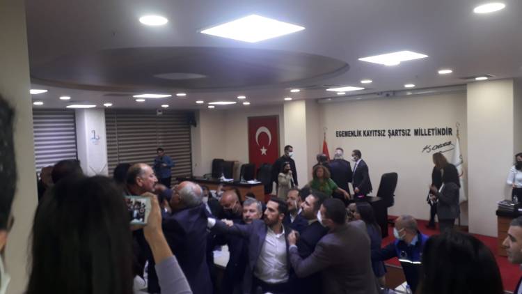 Bayraklı Meclisi’nde tansiyon yükseldi!