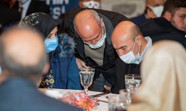 Soyer yakınlarını kaybeden depremzedelerle bir araya geldi