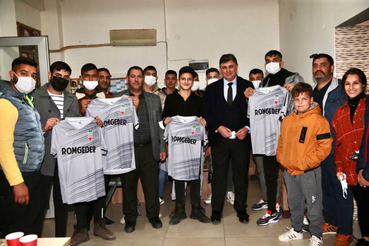 Başkan Tugay'dan Roman gençlere destek