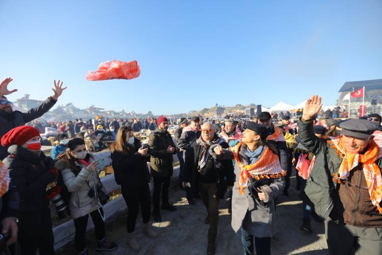 Selçuk'ta deve güreşlerine büyük ilgi: 20 bin kişi izledi