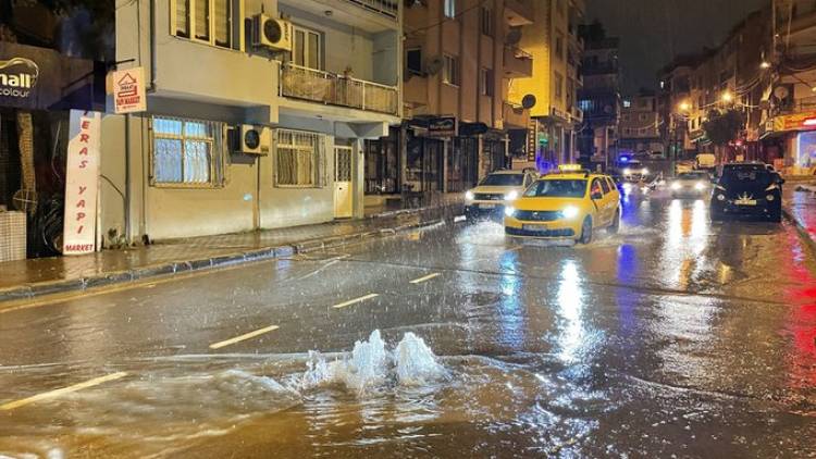 İzmir'i sağanak yağış vurdu
