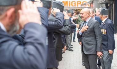 Başkan Soyer gününü gazi ve şehit ailelerine ayırdı “Başımızın üzerinde yeriniz var”