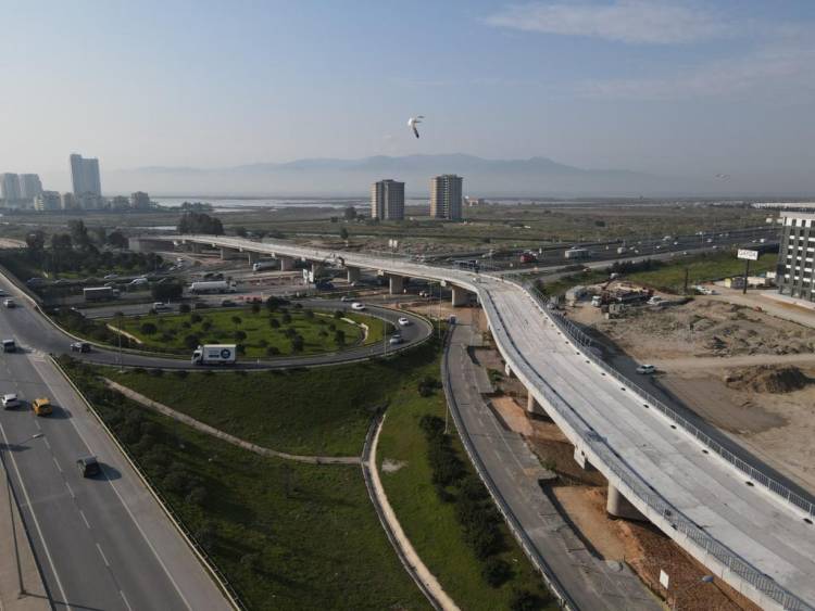 Çiğli Tramvayı’nda viyadük inşaatı erken tamamlandı