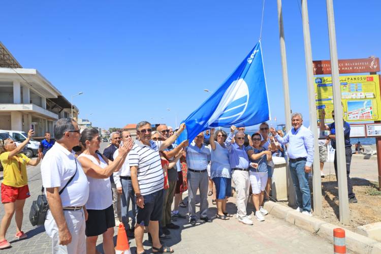 Güzelbahçe Belediye Başkanı İnce, ‘Mavi Bayrak’lı plajda  denize girdi