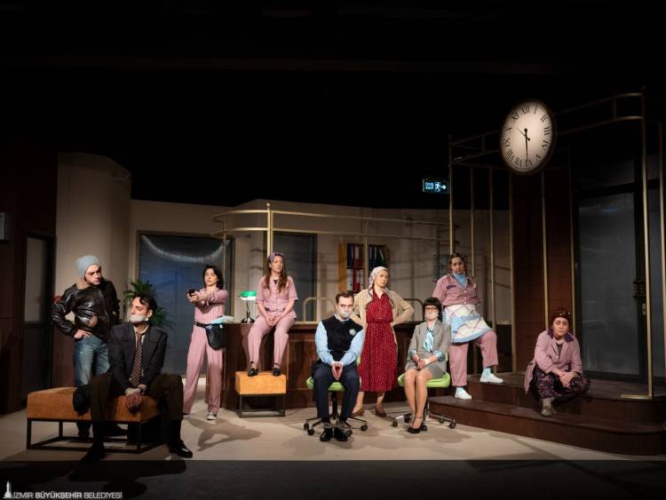 İzmir Şehir Tiyatroları’na 8 ödül birden