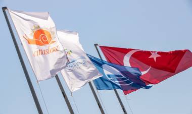 Akarca plajı mavi bayrağını geri aldı