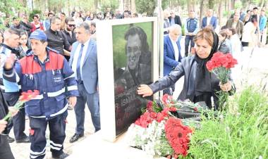 Merhum Başkan Uygur Mezarı Başında Anıldı!