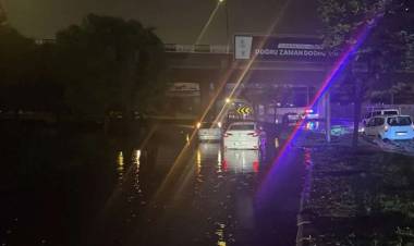İzmir'de Sağanak Yağmur Endişe Yarattı!