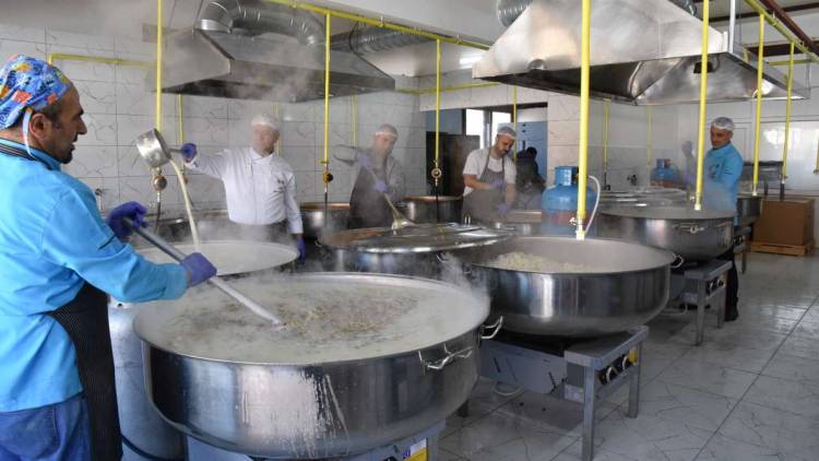 Menemen Belediyesi Aşevinden Her Gün 10 Bin Sıcak Yemek!