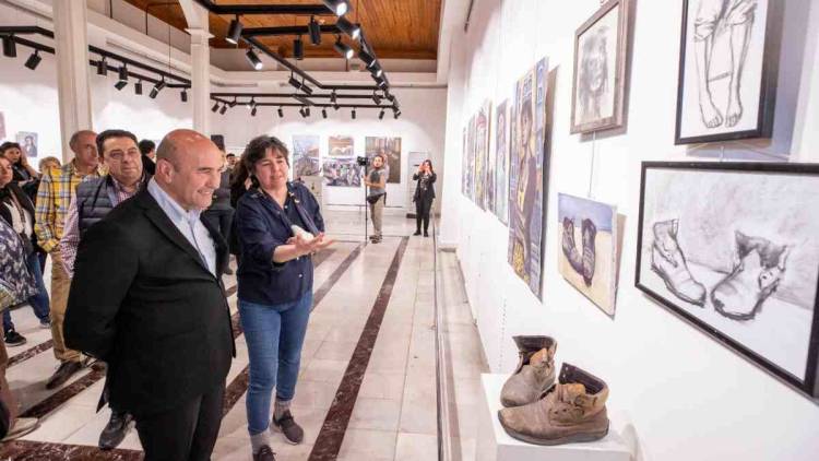 Sanatçı Akşit’in “Kadıköy’den İzmir’e-Mahallede İnsan” Sergisi Açıldı!