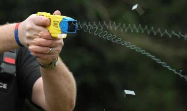 Polisten 95 Yaşındaki Kadına Şok Tabancası!