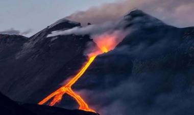 Etna Yanardağı Kül Püskürtmeye Başladı: Asit Yağacak