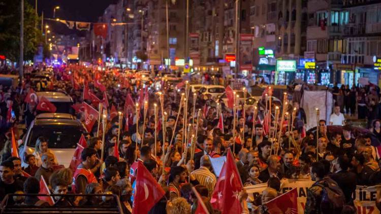 İzmir’de Demokrasi Yürüyüşü!