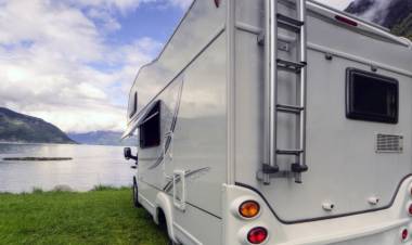 Foça Sahillerinde Karavan Patlaması!