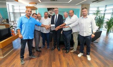 Gazetecilerden Başkan Arda'ya Özel Hediye!