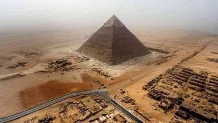 Piramit Değil de Başka Bir Şey Sanki!