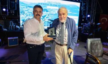 İlber Ortaylı ve Funda Arar Dikili'de Sevenleriyle Buluştu!