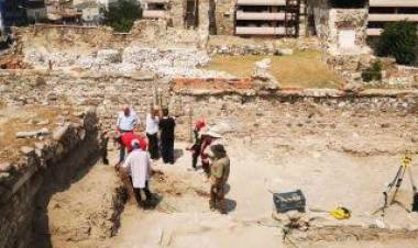 Arkeologlar Kazıda Ajda Pekkan Buldu!