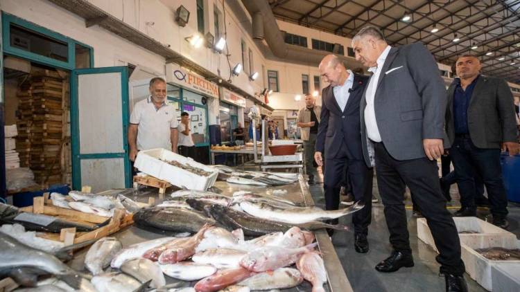 İzmirli Balıkçılar Sezonu Açtı, Siftahı Başkan Soyer Yaptı!