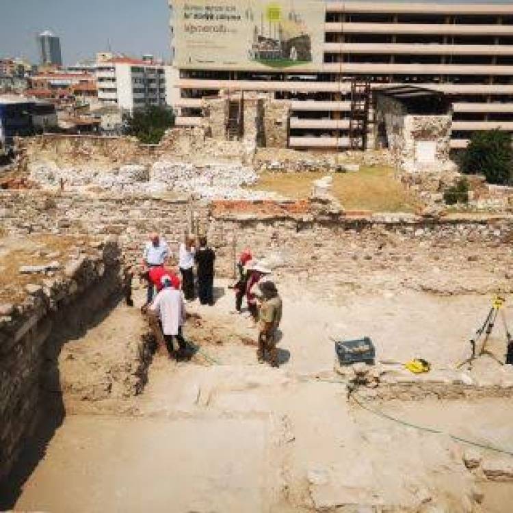 Arkeologlar Kazıda Ajda Pekkan Buldu!