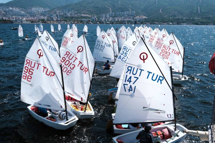 Narlıdere'den Açılan Yelkenler İzmir Körfezinde Görsel Şölen Yaşattı!