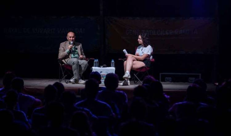 Tunç Soyer’den Gençlere Çağrı: Siyasetten Uzak Durmayın!