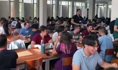 Dönemi 'Yemek Protestosuyla' Açtılar!