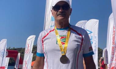 Bostanlısporlu yüzücü Ateş yine başardı