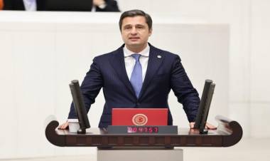 Deniz Yücel'den Şok Karar: "Özgür Özel'i Destekleyeceğim"