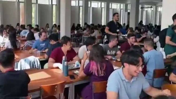 Dönemi 'Yemek Protestosuyla' Açtılar!