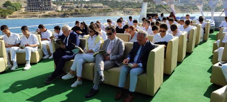 Ellerinde Kitaplarla Maviliklere Açıldılar