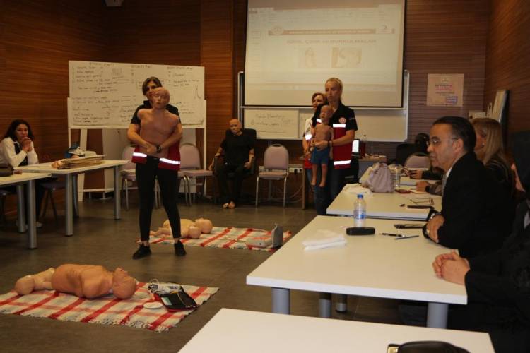 İzmir İl Milli Eğitim Müdürlüğü İlk Yardım Eğitimleri Devam Ediyor